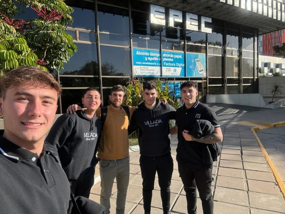 Alumnos cordobeses buscan fondos para participar de una competencia nacional de autos eléctricos