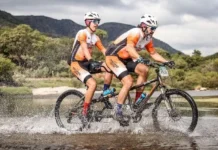 Papá e hijo con autismo ya recorrieron más de 25 mil kilómetros en bici tándem