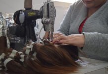 Internas de una cárcel confeccionan pelucas para pacientes oncológicos