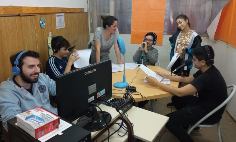 Lanzan un concurso para hacer un programa y ganar una radio para tu Escuela