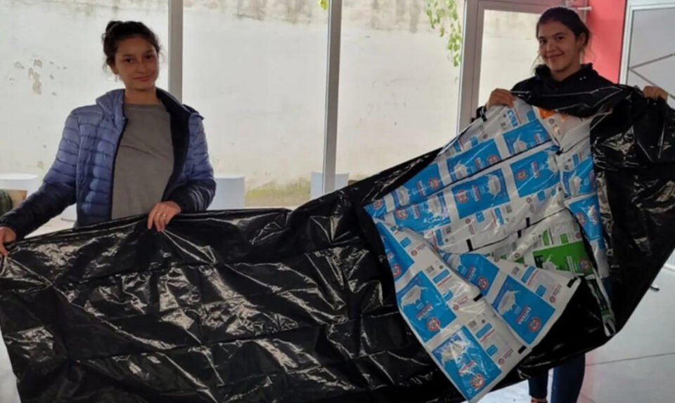 Alumnos elaboran bolsas de dormir con sachets de leche para personas en situación de calle