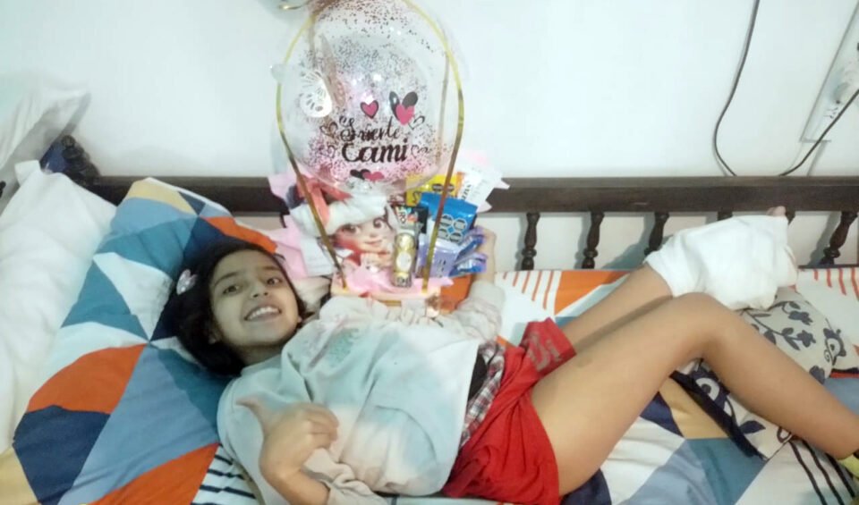 Camila tiene 9 años, sueña con ser Médica y lucha contra un tumor en su pierna