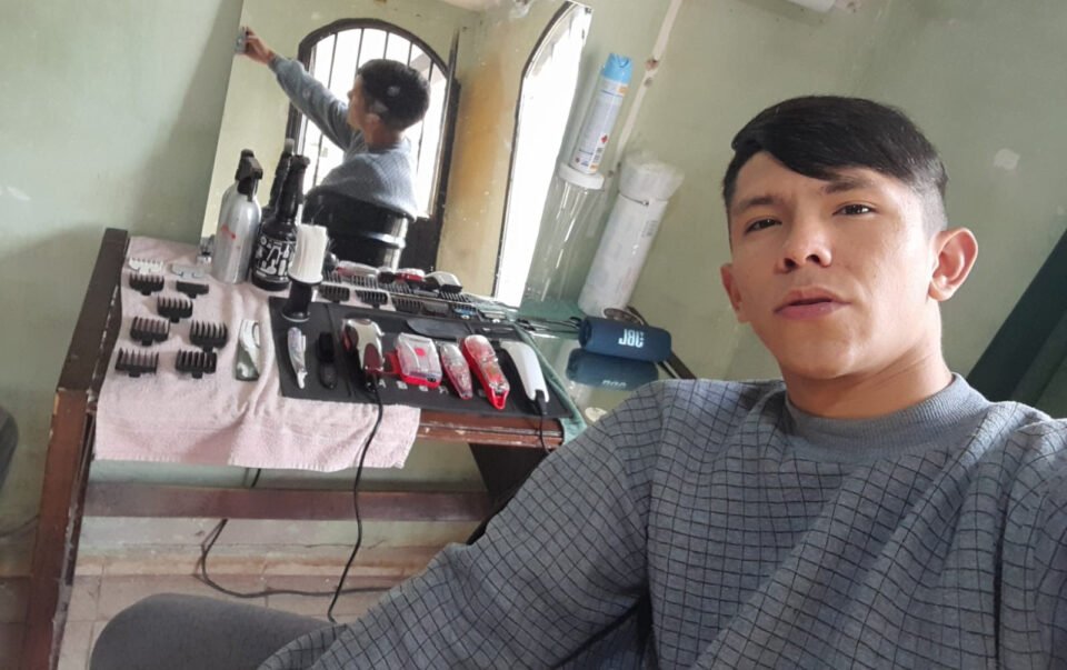 Tiene 20 años y corta el pelo gratis a chicos y grandes sin recursos