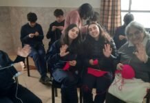 Adultos mayores tejieron prendas para niños con estudiantes del Instituto El Salvador