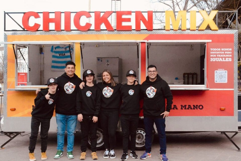 “Chicken Mix”: El primer foodtruck inclusivo de Córdoba