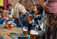 En Córdoba, 4 de cada 10 solteros no se atreven a ir solos/as a un Bar