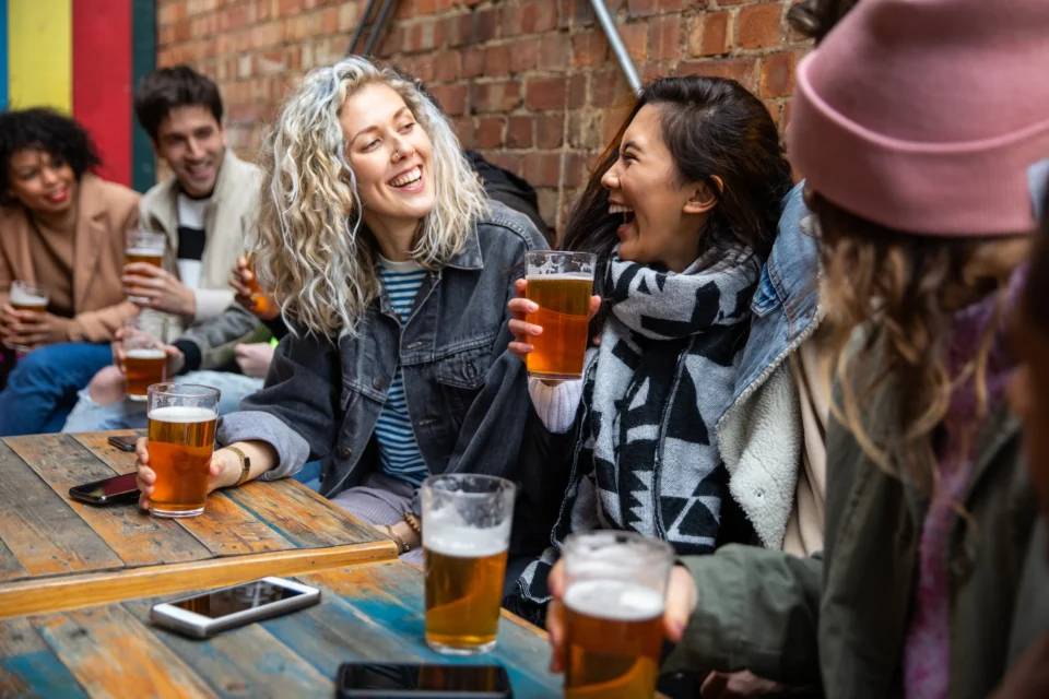 En Córdoba, 4 de cada 10 solteros no se atreven a ir solos/as a un Bar