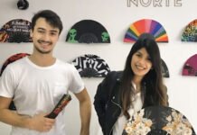 Una catamarqueña y un cordobés venden abanicos a estrellas de la música