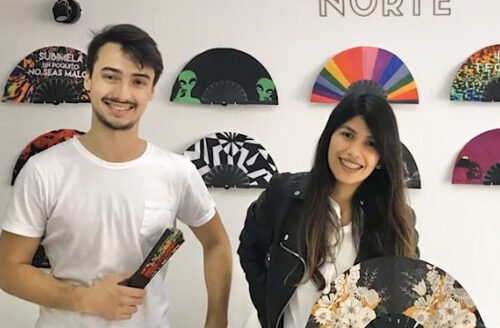 Una catamarqueña y un cordobés venden abanicos a estrellas de la música
