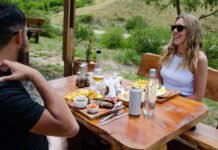 Conocé el parador gastronómico con cascada para pasar el día en las sierras de Córdoba