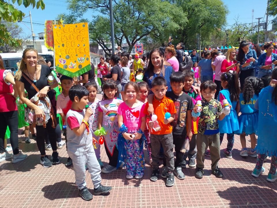 La escuela Provincia de Misiones festejó el cierre del año a toda murga