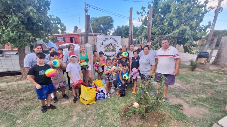 “Cumpliendo deseos de Navidad” en el Merendero Los Pekes