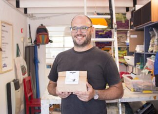 Confeccionan camperas y bolsos reutilizando telas de paracaídas