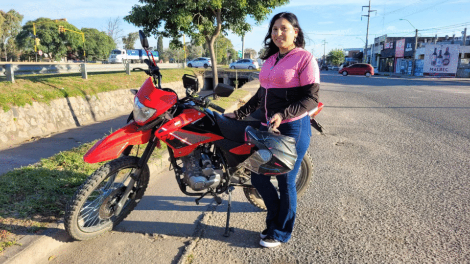 Es de Jesús María y creó un servicio de moto Uber exclusivo para mujeres