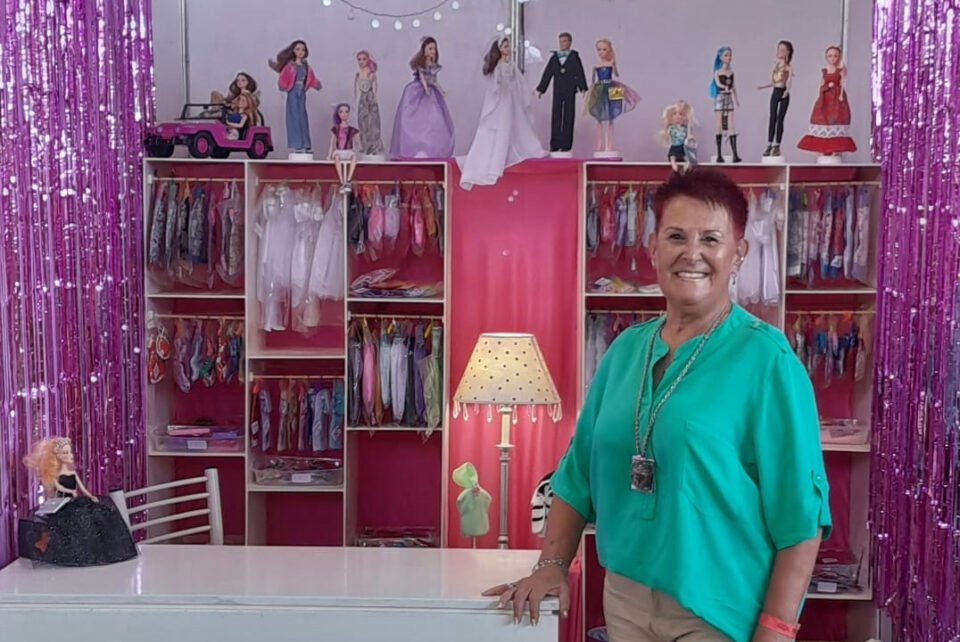 Alta costura en miniatura: la pasión de Griselda por vestir muñecas Barbie