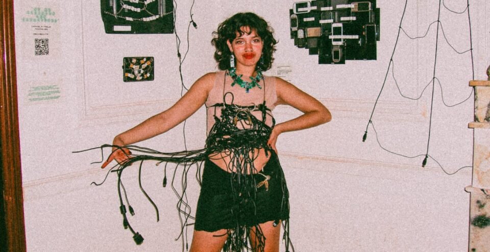 Conocé a la joven artista cordobesa  que transforma basura en arte
