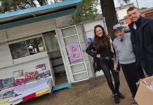 A sus 93 años, “Fronterita” inauguró su puesto de venta de ropa blanca