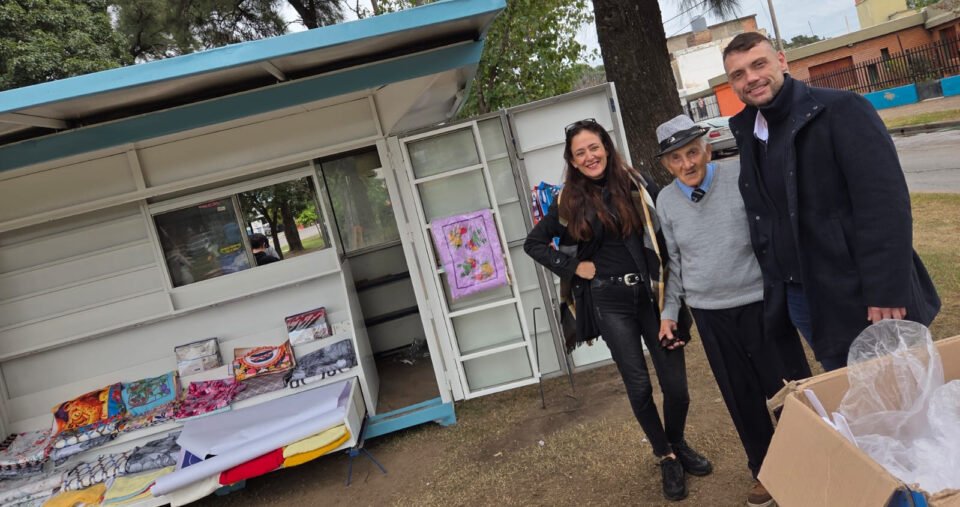 A sus 93 años, “Fronterita” inauguró  su puesto de venta de ropa blanca