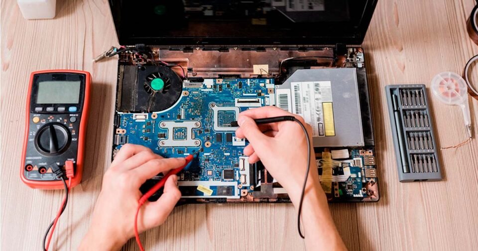 Estudiantes de FAMAF reviven computadoras para achicar la brecha digital