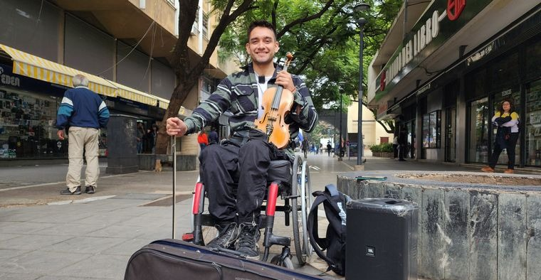 Música sobre ruedas: Gabriel Figueroa, el violinista que emociona a todo el país