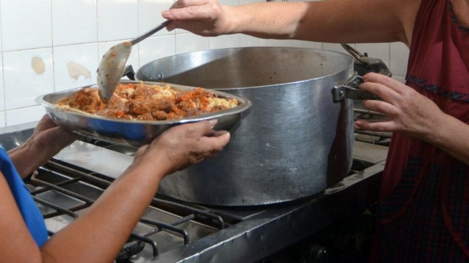 “Manjares de Miguel”: Un Comedor que alimenta mucho más que el cuerpo