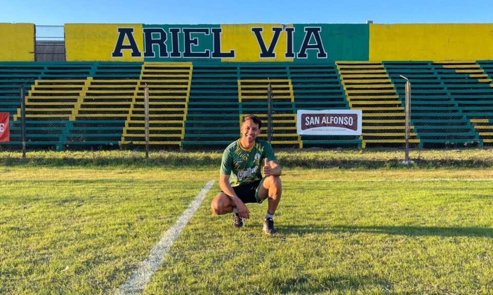 Ariel Vía, el eterno 9 de Huracán de B° La France ya tiene su tribuna