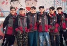 Egresados recibieron sus buzos realizados con telas recicladas