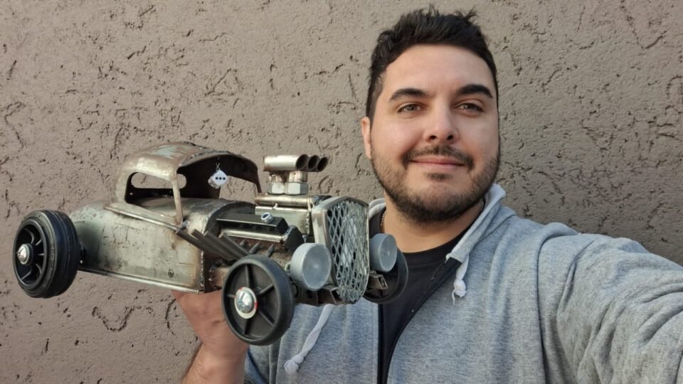 Arte sobre ruedas: la increíble colección de autos a escala hechos con chatarra