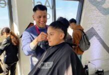 Luego de estar en la cárcel, hoy ayuda con cortes de pelo solidarios