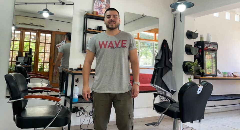 La historia del Peluquero y Barbero que ofrece cortes de pelo gratuitos a jubilados