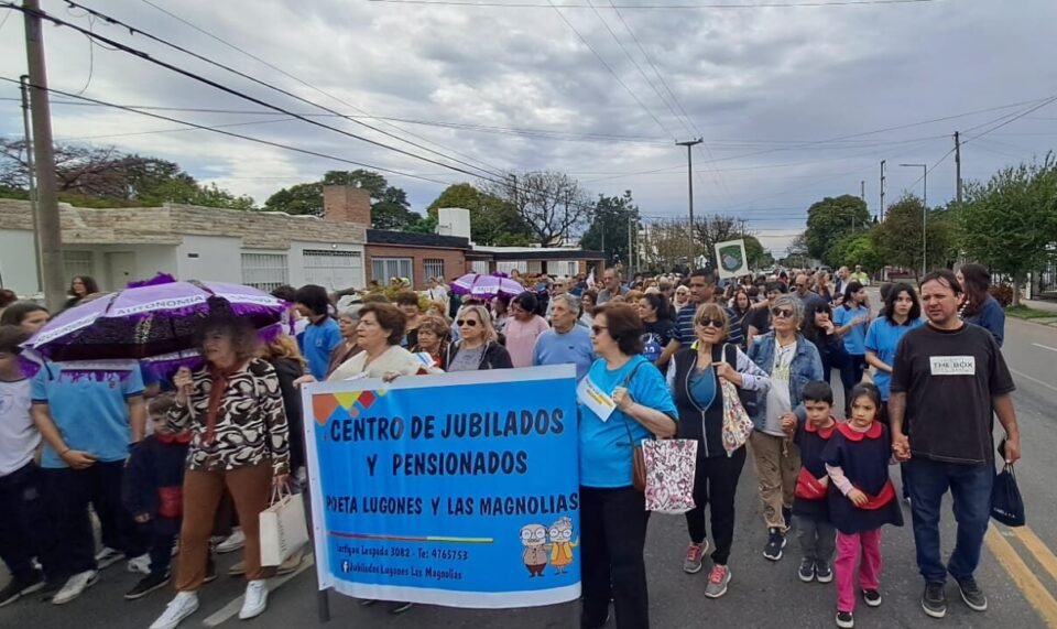 Adultos Mayores celebraron  su día con una caminata intergeneracional en B° Poeta
