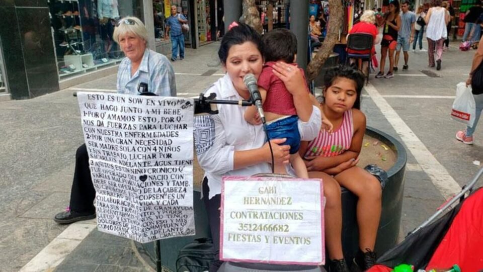 A pesar de su enfermedad, canta en la peatonal para mantener a sus hijos