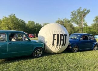 ¡Partido histórico!: Los Fiat 600 jugaron al fútbol en Villa Nueva