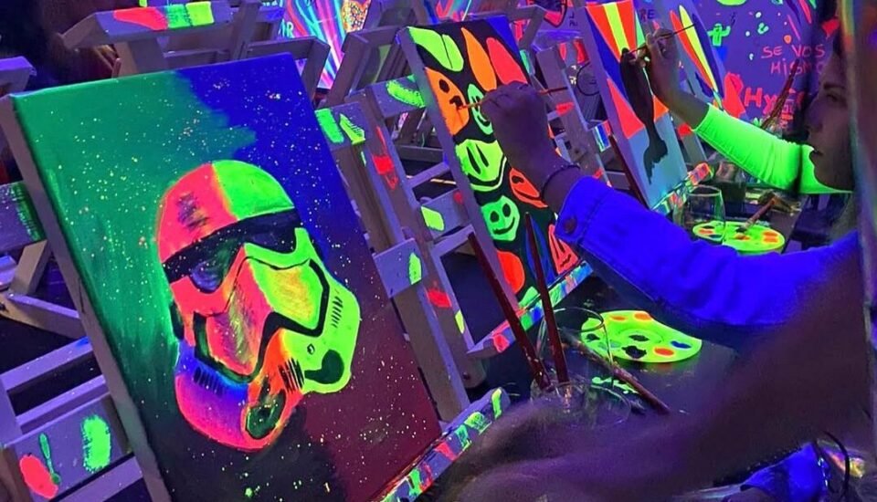 Arte, vino y luces flúo: la nueva experiencia que brilla en Güemes