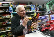 En B° General Paz funciona el verdadero “Hospital de los Juguetes”