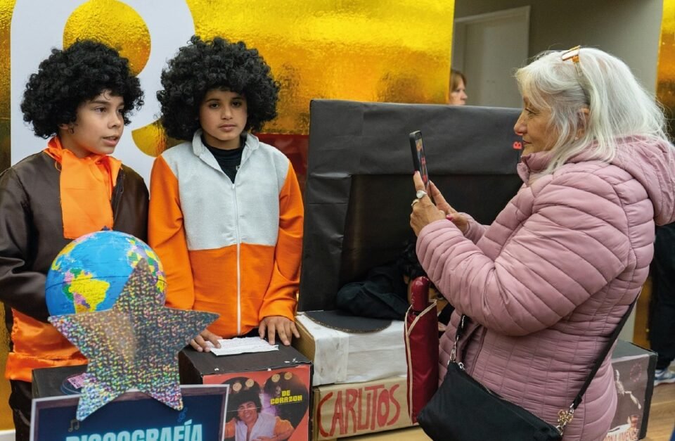 Alumnos recrearon las tapas icónicas de los discos de “La Mona” Jiménez