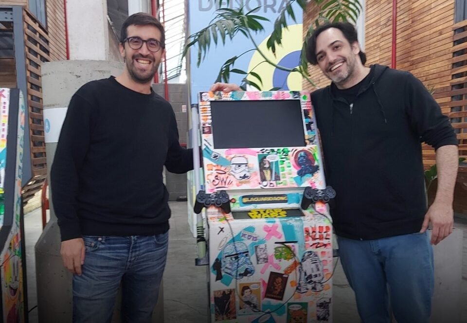 Hacen consolas de videojuegos y las donan a hospitales públicos