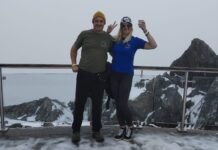 A bordo de un Nissan Tiida, una pareja argentina recorre América junto a sus mascotas