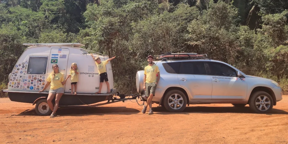 Una familia cordobesa viaja, trabaja y recorre Sudamérica en una casita rodante