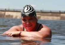 Una cordobesa enseña a nadar y sanar traumas con su método “Agua calma”