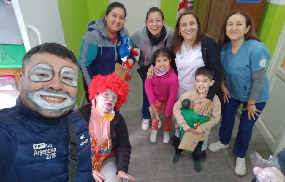 Navidad: Una familia cordobesa junta juguetes para los chicos de la calle