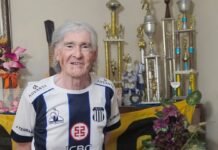 Tiene 84 años y sigue jugando al fútbol y desafeando al tiempo