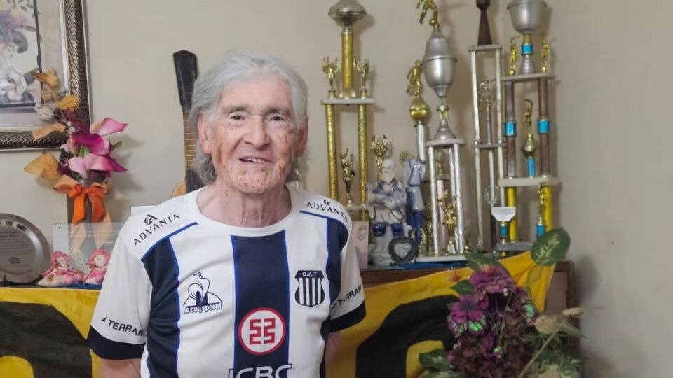 Tiene 84 años y sigue jugando al fútbol y desafeando al tiempo