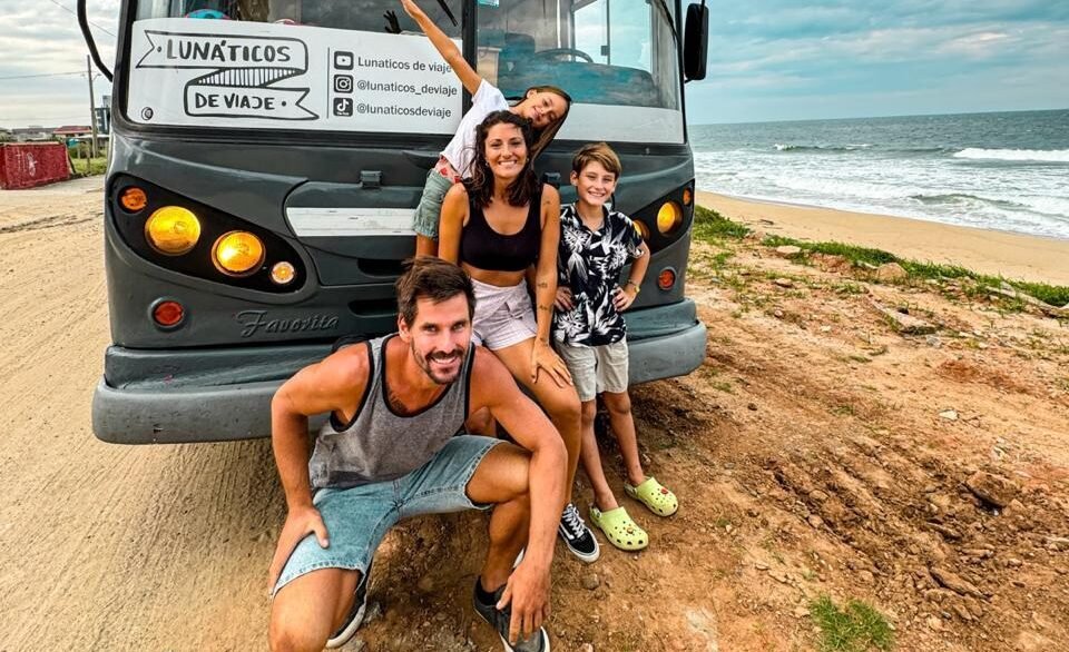 Una familia vendió todo para vivir viajando en un colectivo convertido en hogar