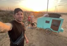 “Tribu Libre”: La familia que recorre la costa de España en Bicicampers