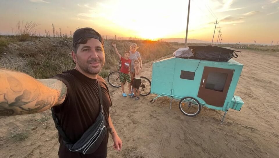 “Tribu Libre”: La familia que recorre la costa de España en Bicicampers