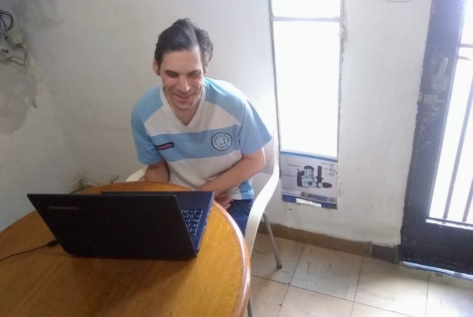 Damián Roiz, el locutor no vidente de B° Zumarán que sueña con hacer radio