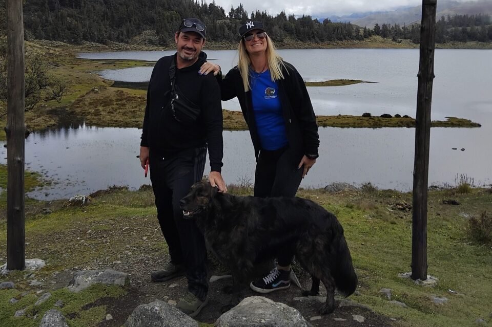 Una pareja viaja con sus mascotas rumbo a Alaska y sueña con llegar al Mundial 2026