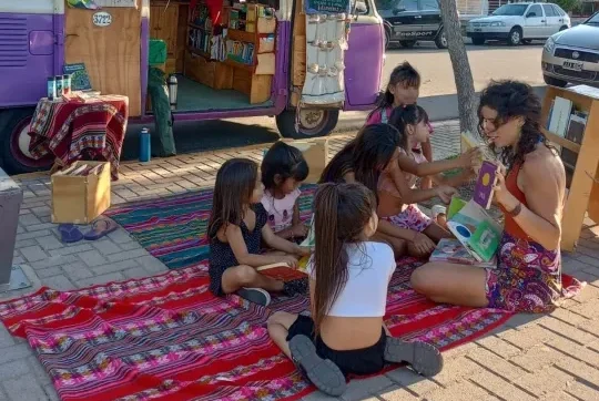 Una docente vive en una Combi y acerca libros a todo el país