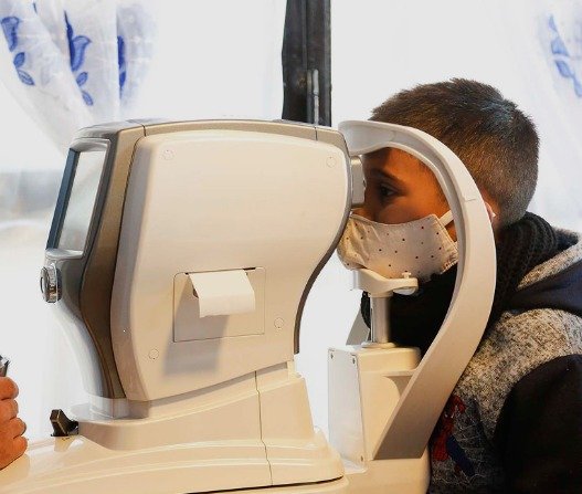 De tapitas recicladas a anteojos gratuitos para quienes más los necesitan
